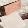 Vuilroze Billie E. enveloppetas met gestreepte structuur in het leder, staand.