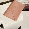 Vuilroze Billie E. enveloppetas met gestreepte structuur in het leder.
