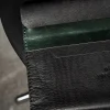 Detail van de Kate W. tablethoes in zwart leder met groen métallic sluitriem.