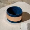 The Bold armband in kobaltblauw leder met rosé métallic contrastleder. Een armband zonder sluiting om zo over de hand te schuiven.